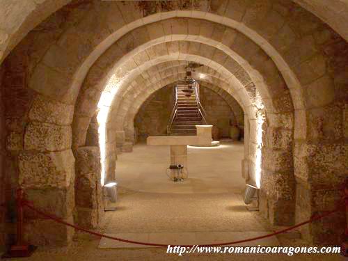 ARCO DE HERRADURA DESDE LA CABECERA DEL TEMPLO VISIGODO